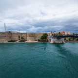 Il Castello si trova all'estremit� meridionale del centro storico di Taranto e si affaccia da una parte sul Mar Grande e dall�altra sul canale navigabile che conduce al Mar Piccolo